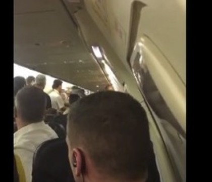 Un roman dat in urmarire internationala ar fi provocat o bataie la bordul unui avion Ryanair, pe ruta Bruxelles-Malta - VIDEO Un roman dat in urmarire internationala ar fi provocat o bataie la bordul unui avion Ryanair, pe ruta Bruxelles-Malta - VIDEO
