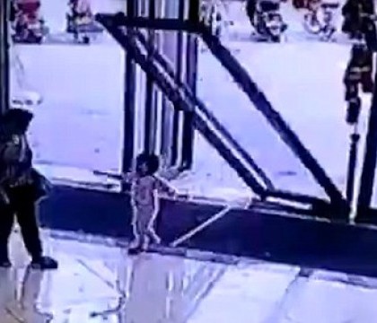Usa de sticla a unui mall s-a prabusit peste o fetita de 3 ani in China. Accidentul a fost surprins de camere - VIDEO