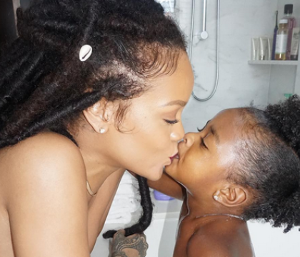 Rihanna, goala in baie alaturi de nepoata ei. Reactiile pe care le-a starnit imaginea pe retelele de socializare Rihanna, goala in baie alaturi de nepoata ei. Reactiile pe care le-a starnit imaginea pe retelele de socializare