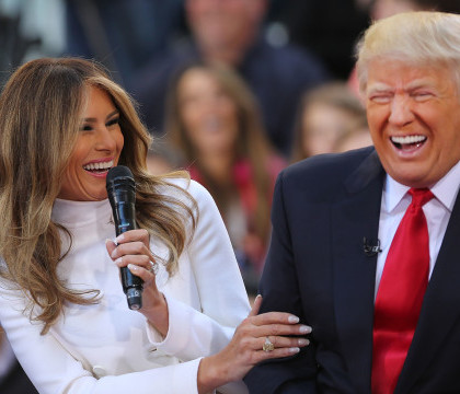 Donald Trump a fost surprins in timp ce tragea cu ochiul la sotia sa, Melania, in timp ce vota. Ce a observat republicanul Donald Trump a fost surprins in timp ce tragea cu ochiul la sotia sa, Melania, in timp ce vota. Ce a observat republicanul