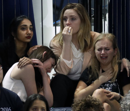 Lacrimi si dezamagire in randul sustinatorilor lui Hillary Clinton. La polul opus, in tabara Trump, atmosfera de petrecere - FOTO Lacrimi si dezamagire in randul sustinatorilor lui Hillary Clinton. La polul opus, in tabara Trump, atmosfera de petrecere - FOTO