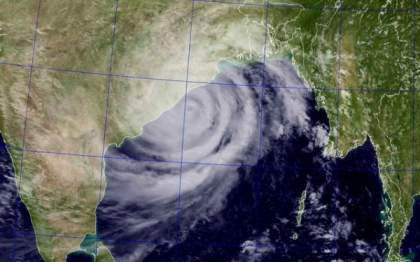 Alerta de cod rosu. Ciclonul Phailin a atins coasta de est a Indiei: 500.000 de evacuati Alerta de cod rosu. Ciclonul Phailin a atins coasta de est a Indiei: 500.000 de evacuati