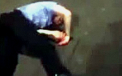 Bataie incredibila intre un bodyguard si un client. L-a ridicat si a dat cu el de asfalt. VIDEO