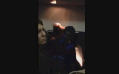 A facut o criza de nervi timp de 20 de minute in avion. "Dumnezeu este salvatorul meu". VIDEO A facut o criza de nervi timp de 20 de minute in avion. "Dumnezeu este salvatorul meu". VIDEO