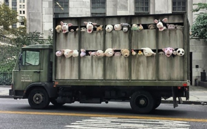"Sirens of the lambs". Bansky si protestul cu animale de plus in cartierul carnii din New York "Sirens of the lambs". Bansky si protestul cu animale de plus in cartierul carnii din New York
