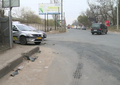 Acccident in lant in capitala: Un taxi, grav avariat. Cum s-a intamplat totul Acccident in lant in capitala: Un taxi, grav avariat. Cum s-a intamplat totul