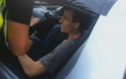 L-au inchis in masina pana a venit politia. Cum a fost arestat un hot britanic. VIDEO L-au inchis in masina pana a venit politia. Cum a fost arestat un hot britanic. VIDEO