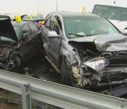 Accident in lant pe Autostrada Soarelui din Romania, din cauza poleiului. 17 masini implicate, mai multe persoane sunt ranite Accident in lant pe Autostrada Soarelui din Romania, din cauza poleiului. 17 masini implicate, mai multe persoane sunt ranite