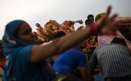 Peste 100 de oameni au murit si 133 sunt raniti in India, in urma unei busculade la un templu. VIDEO