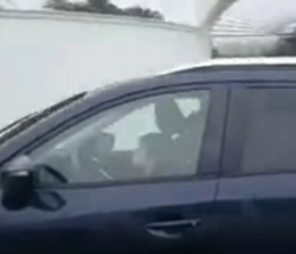 Un copil a fost filmat in timp ce gonea cu 100 km/h pe o autostrada. Ce facea tatal sau, aflat in scaunul din dreapta - VIDEO Un copil a fost filmat in timp ce gonea cu 100 km/h pe o autostrada. Ce facea tatal sau, aflat in scaunul din dreapta - VIDEO