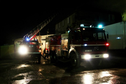 INCENDIU pe strada Muncesti. Patru autospeciale ale pompierilor, la fata locului. VIDEO INCENDIU pe strada Muncesti. Patru autospeciale ale pompierilor, la fata locului. VIDEO