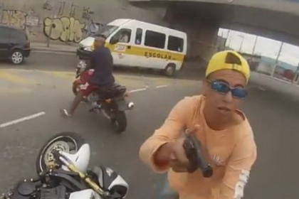 Imagini socante in Brazilia. Un tanar este impuscat dupa ce incearca sa fure o motocicleta. VIDEO