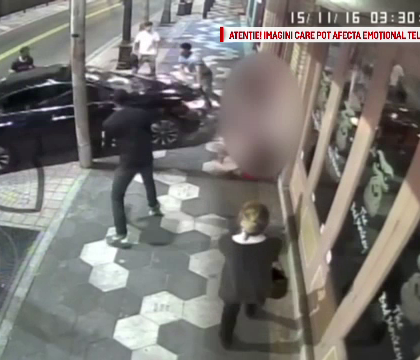 A intrat cu masina in mai multe persoane care se luasera la bataie in fata barului. Imagini socante filmate in Florida A intrat cu masina in mai multe persoane care se luasera la bataie in fata barului. Imagini socante filmate in Florida