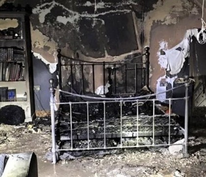I-a luat foc dormitorul dupa ce si-a lasat telefonul la incarcat peste noapte. Cum arata camera adolescentei dupa incendiu I-a luat foc dormitorul dupa ce si-a lasat telefonul la incarcat peste noapte. Cum arata camera adolescentei dupa incendiu