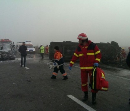 Accident grav pe DN2 in Sindrilita, Romania: trei persoane au murit si 14 au ajuns la spital. Care ar fi fost cauza tragediei