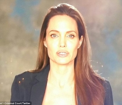Prima aparitie publica dupa divort. Angelina Jolie s-a intors in lumina reflectoatarelor cu un mesaj umanitar puternic Prima aparitie publica dupa divort. Angelina Jolie s-a intors in lumina reflectoatarelor cu un mesaj umanitar puternic