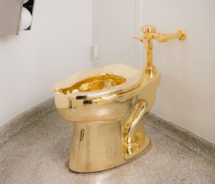 Cozi de doua ore la toaleta Muzeului Guggenheim din New York. Vasul de WC din aur masiv, intitulat "America"