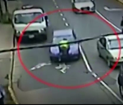 Inspector de la registrul auto din Argentina, "plimbat" pe capota sute de metri. Incidentul a fost filmat
