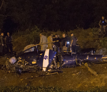 4 politisti morti dupa ce elicopterul in care se aflau s-a prabusit in Rio de Janeiro. Cine ar fi doborat aeronava. VIDEO