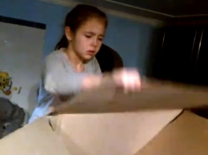 VIDEO EMOTIONANT. Cum reactioneaza un copil cand mama se intoarce acasa de peste hotare