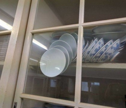 O femeie cere ajutorul internetului pentru a isi salva farfuriile de portelan din dulap. Ce solutii ofera oamenii