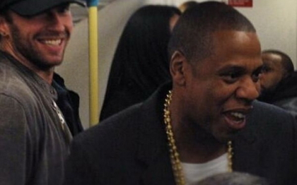 Rapper-ul Jay-Z si solistul Coldplay, Chris Martin, au calatorit cu metroul londonez. FOTO Rapper-ul Jay-Z si solistul Coldplay, Chris Martin, au calatorit cu metroul londonez. FOTO