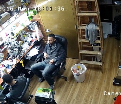 O camera de supraveghere a surprins momentul in care un smartphone explodeaza in mana unui barbat - VIDEO