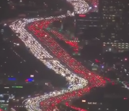 Imagini incredibile filmate din elicopter cu traficul din Los Angeles inainte de Ziua Recunostintei