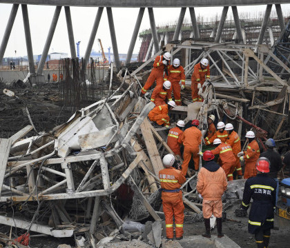 Accident la o centrala electrica din China, dupa ce o platforma s-a prabusit: sunt cel putin 40 de morti