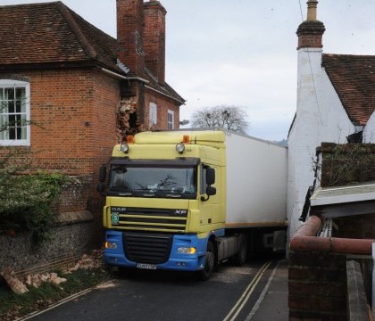 Un camion cu numere romanesti a reusit sa ramana intepenit intre doua case din Anglia. "Nu ne-am putut crede ochilor" Un camion cu numere romanesti a reusit sa ramana intepenit intre doua case din Anglia. "Nu ne-am putut crede ochilor"