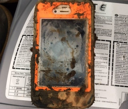 Si-a scapat telefonul iPhone intr-un lac inghetat, dar dupa 1 an l-a recuperat. Ce s-a intamplat cand l-a pornit Si-a scapat telefonul iPhone intr-un lac inghetat, dar dupa 1 an l-a recuperat. Ce s-a intamplat cand l-a pornit