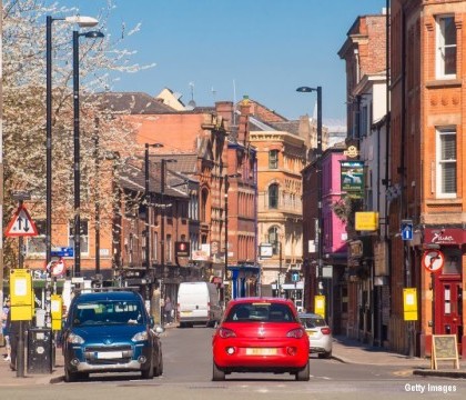 Ce a aparut pe un drum din Marea Britanie, dupa o ploaie. Strada a fost inchisa pe ambele sensuri de mers. VIDEO