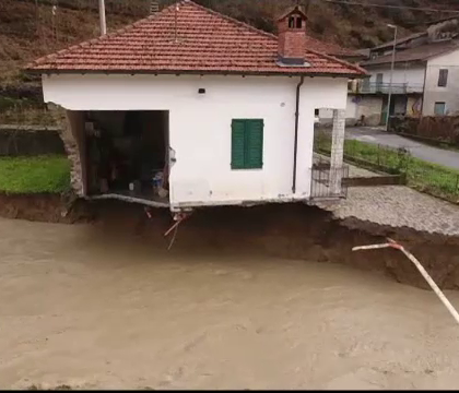 Inundatii devastatoare in Italia. Viiturile au distrus case si poduri, iar sute de persoane au fost evacuate