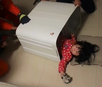 O fetita in varsta de doi ani din nord-vestul Chinei a ramas blocata intr-o masina de spalat. In cat timp a fost scoasa O fetita in varsta de doi ani din nord-vestul Chinei a ramas blocata intr-o masina de spalat. In cat timp a fost scoasa