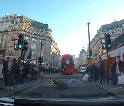 Un britanic s-a impiedicat la stop si i-a cazut lada cu cartofi pe jos, in plin trafic, in Londra. Ce a urmat apoi. VIDEO Un britanic s-a impiedicat la stop si i-a cazut lada cu cartofi pe jos, in plin trafic, in Londra. Ce a urmat apoi. VIDEO