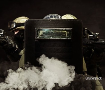O echipa SWAT din Rusia s-a facut de ras dupa ce un suspect i-a pacalit chiar sub nasul lor. Cum a evadat barbatul - VIDEO O echipa SWAT din Rusia s-a facut de ras dupa ce un suspect i-a pacalit chiar sub nasul lor. Cum a evadat barbatul - VIDEO