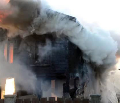 O batrana de 94 de ani a ars de vie in casa. Pompierii banuiesc ca incendiul a inceput tot din vina ei