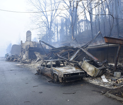 Zeci de mii de oameni, evacuati din statul Tennessee, in urma unor incendii de padure. Peste 100 de case, cuprinse de flacari Zeci de mii de oameni, evacuati din statul Tennessee, in urma unor incendii de padure. Peste 100 de case, cuprinse de flacari