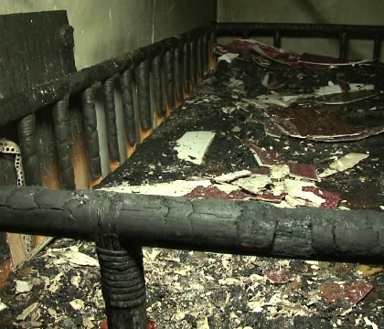 Un barbat a incercat sa se sinucida incendiind casa in care se aflau si cei 3 copii ai lui. Politistii l-au impuscat in picior Un barbat a incercat sa se sinucida incendiind casa in care se aflau si cei 3 copii ai lui. Politistii l-au impuscat in picior