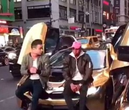 A oprit bolidul de lux in trafic pe o strada aglomerata din Manhattan ca sa faca poze pe capota. Reactia unui sofer furios