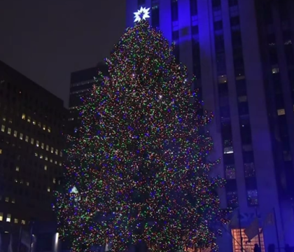 Luminile bradului de Craciun de la Rockefeller Center din New York au fost aprinse. Steaua din varf are 25.000 de cristale - VIDEO 