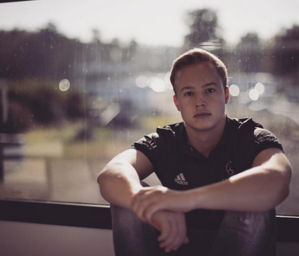 Cum arata partenera "celui mai norocos adolescent". Baiatul de 17 ani este pilot de Formula 3 si fiu de miliardar rus