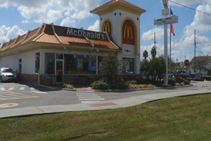 O femeie a nascut in toaleta unui McDonald\'s, la 5 minute dupa ce a intrat in travaliu