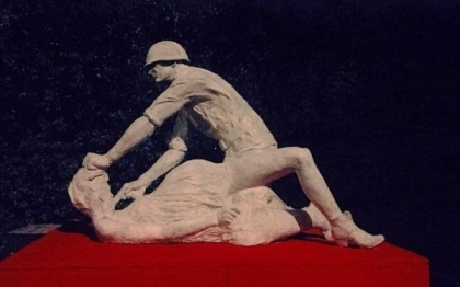 O statuie din Gdansk care comemora nemtoaicele violate de rusi a fost daramata. FOTO