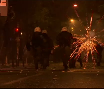 Mars transformat in proteste violente, la Atena. Politistii au intervenit cu gaze lacrimogene - FOTO