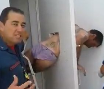 Un barbat retinut pentru furt a incercat sa evadeze din sectia de politie, insa a ramas blocat in usa. Ce au facut politistii Un barbat retinut pentru furt a incercat sa evadeze din sectia de politie, insa a ramas blocat in usa. Ce au facut politistii