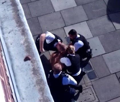 Un politist l-a batut pe un barbat pana a fost implorat sa se opreasca. Ce l-a scos din minti pe agentul violent. VIDEO Un politist l-a batut pe un barbat pana a fost implorat sa se opreasca. Ce l-a scos din minti pe agentul violent. VIDEO