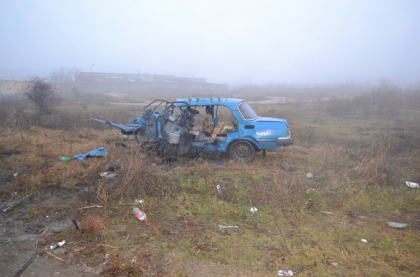 Un sofer a MURIT, dupa ce Moskvici-ul sau a fost facut ZOB. Doua persoane - ranite. VIDEO
