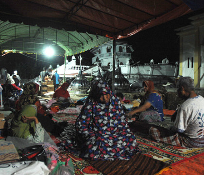 Peste 45.000 de persoane si-au parasit locuintele dupa seismul din Indonezia, soldat cu 100 de morti. Oamenii dorm in corturi Peste 45.000 de persoane si-au parasit locuintele dupa seismul din Indonezia, soldat cu 100 de morti. Oamenii dorm in corturi