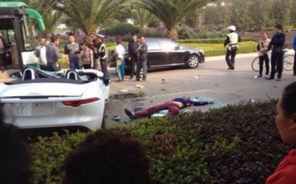 Cadavrul unui chinez, lasat in strada drept exemplu pentru cei care au mania vitezei. FOTO Cadavrul unui chinez, lasat in strada drept exemplu pentru cei care au mania vitezei. FOTO